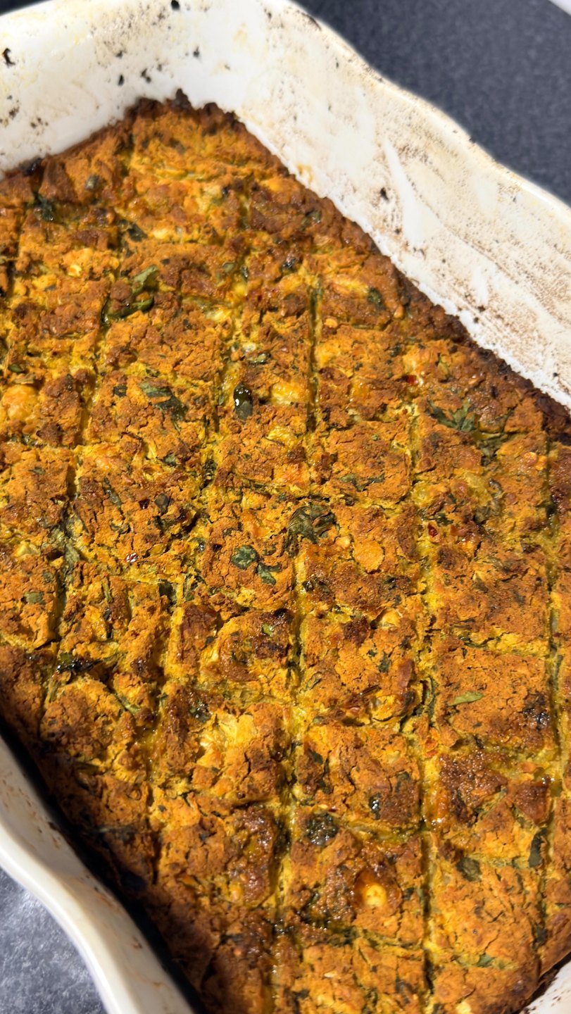 Assado dourado e gratinado numa forma de cerâmica, recém-saído do forno